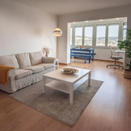 Caparica Beachfront Oceanview Апартаменты *